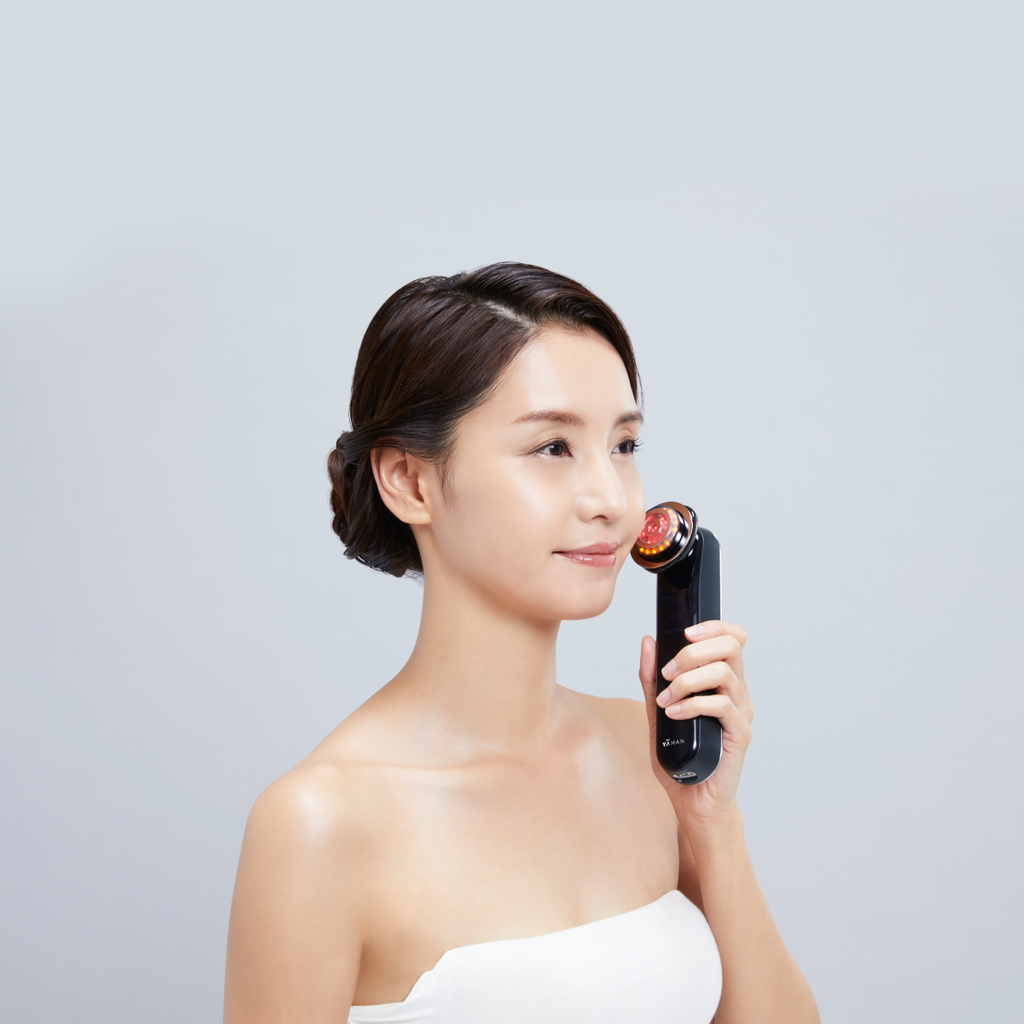 Model holding Photo PLUS Prestige S at her cheek
