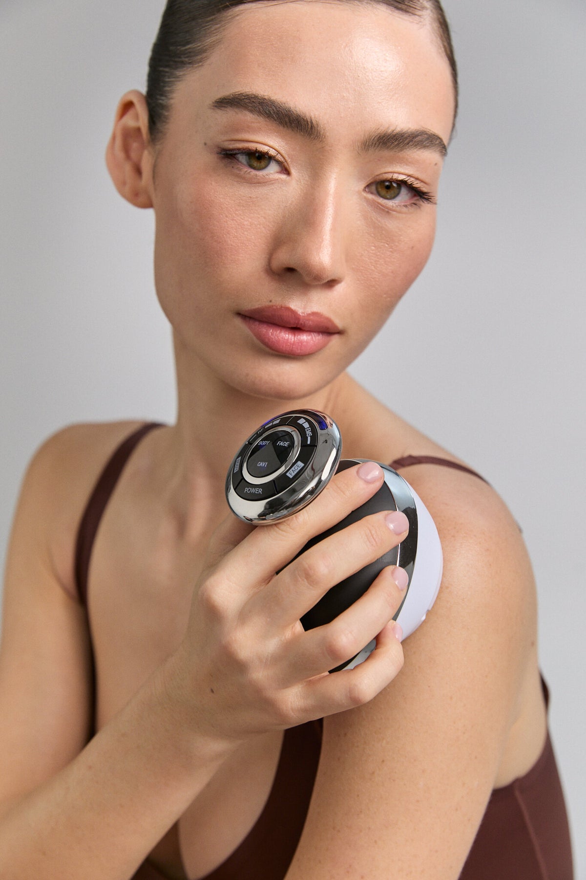 Model using Cavi Spa RF Core Plus on her shoulder