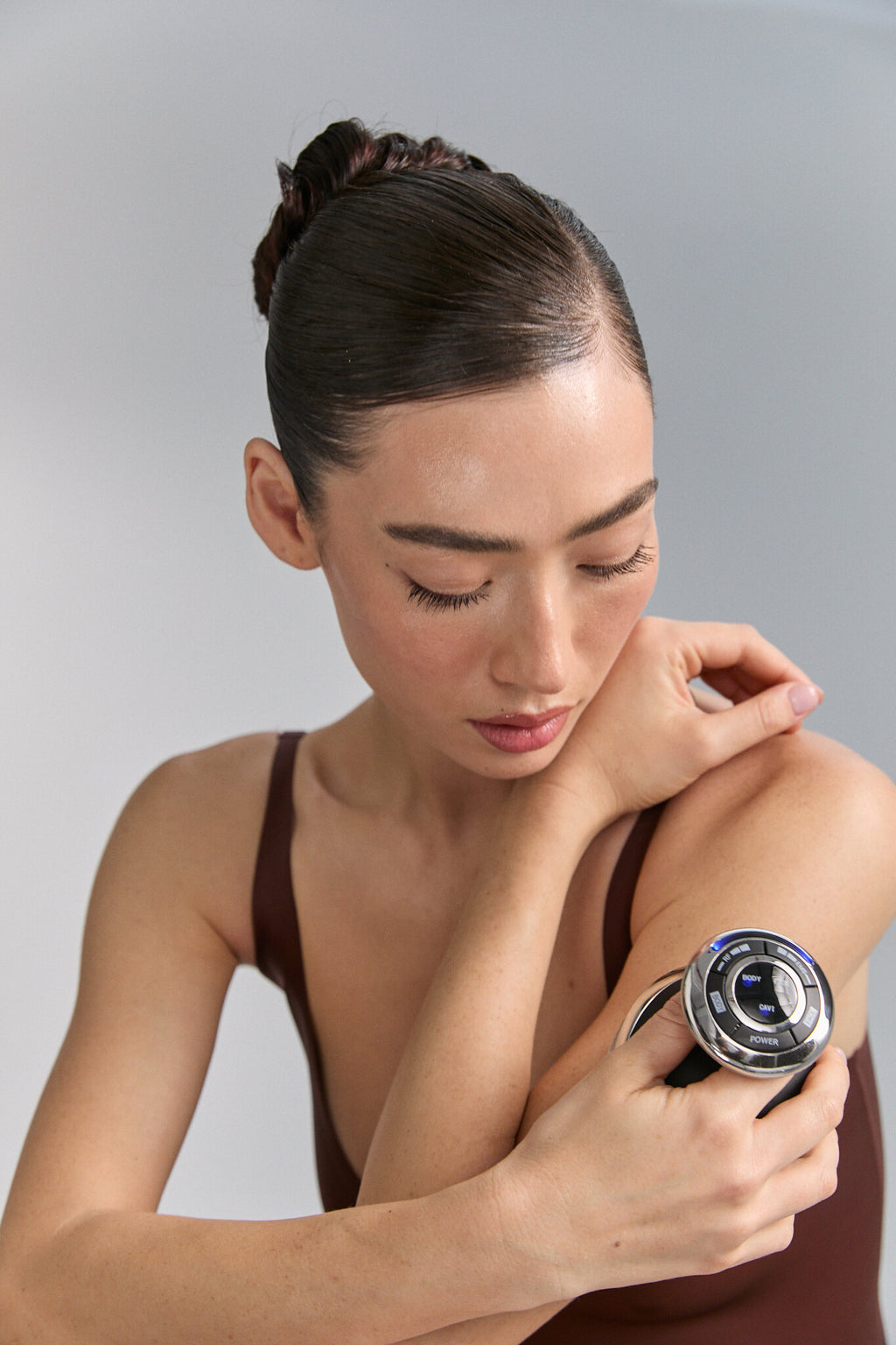 Model holding Cavi Spa RF Core Plus against her arm
