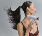 Lift Dryer Smart föhnt einen Pferdeschwanz, Profilansicht