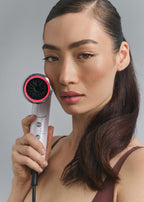 Model hält Lift Dryer Smart mit beleuchteter Düse