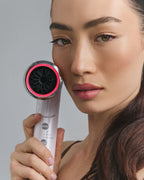 Nahaufnahme der Lift Dryer Smart Düse neben dem Gesicht