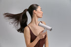 Model föhnt ihren Pferdeschwanz mit Lift Dryer Smart