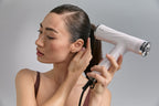 Model hält Lift Dryer Smart nahe am Haar