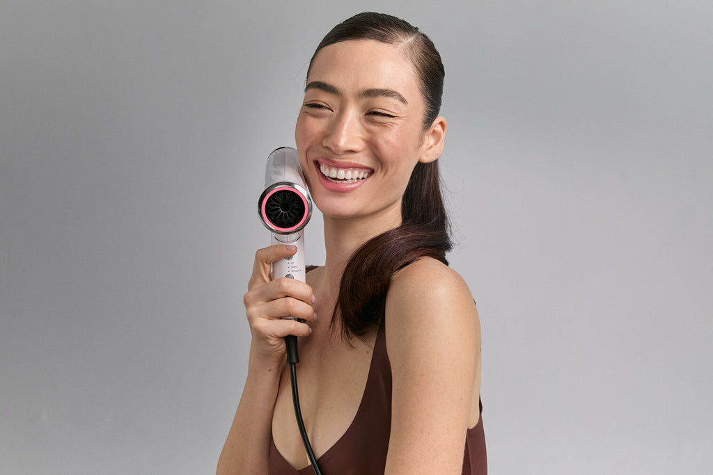 Lächelndes Model hält Lift Dryer Smart
