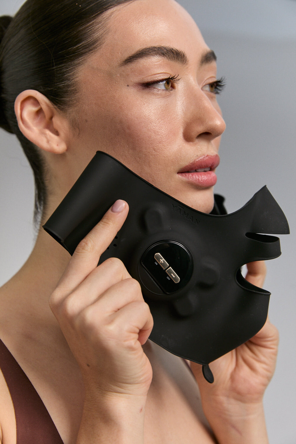 Close-up of Medi Lift Plus mask held at the jaw