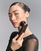 Modella che tiene Photo Plus Prestige SP III sul viso, formato verticale