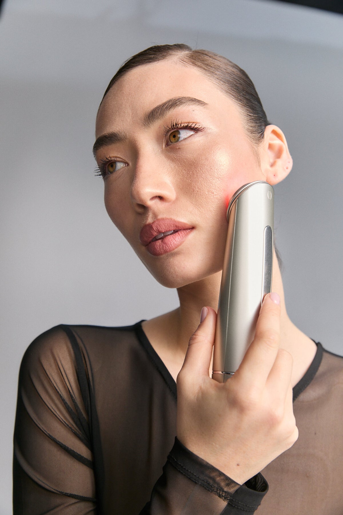 Model holding Photo Plus Shiny Neo to her jaw