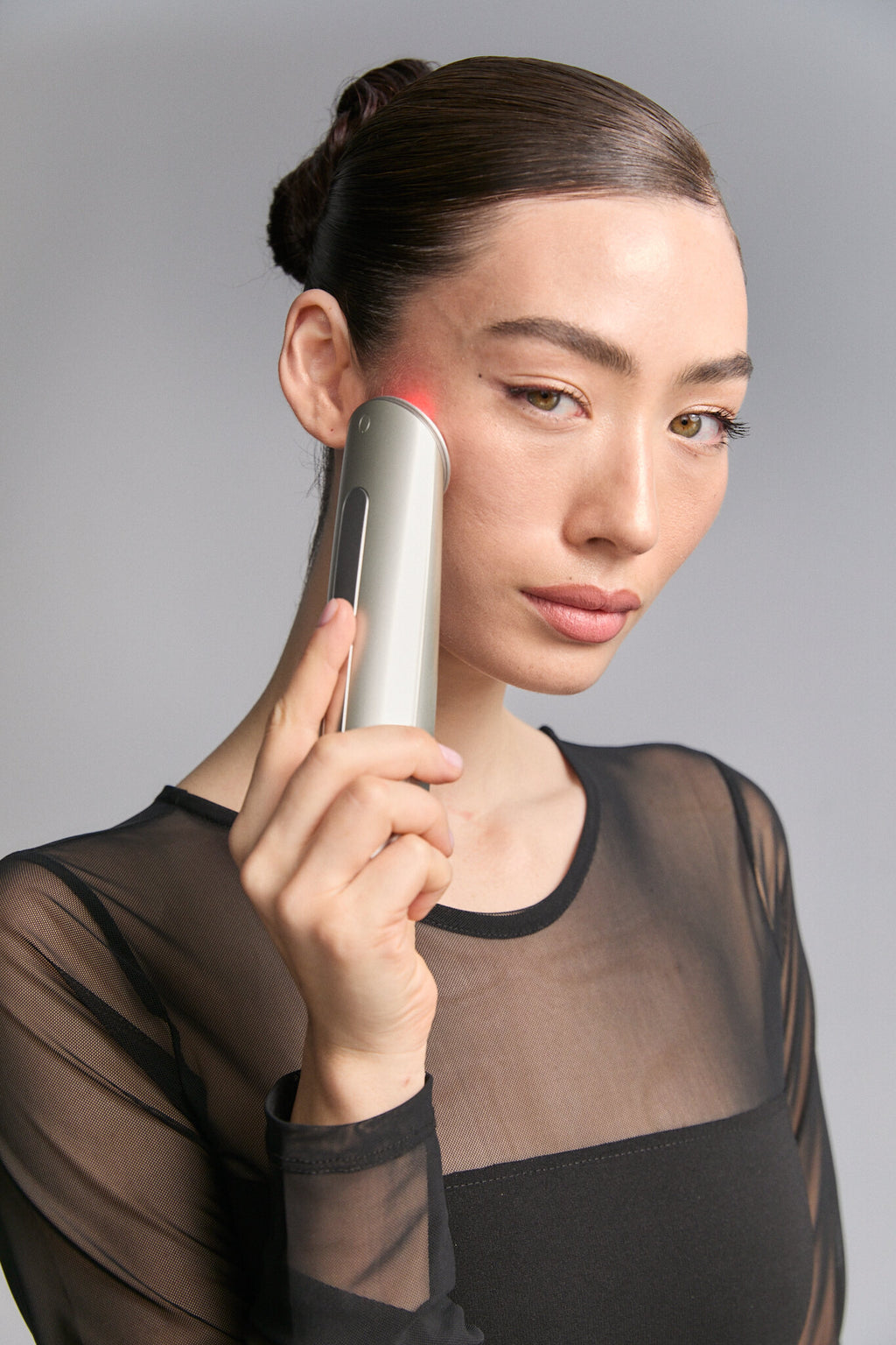 Photo Plus Shiny Neo in use near the eye area