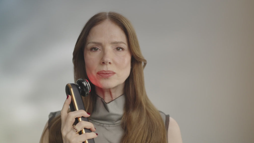 Woman gliding the Photo PLUS Prestige SP III along her cheek, its red LED glowing