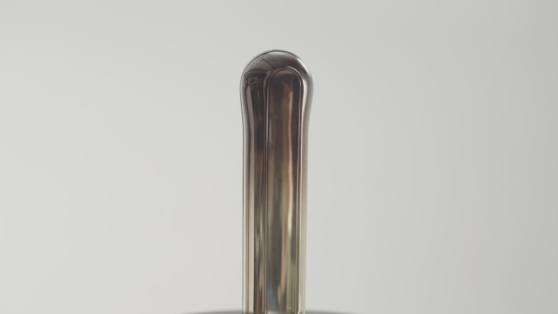 Bloom 6 in brown-to-champagne gradient on a turntable, revealing its five-ring head